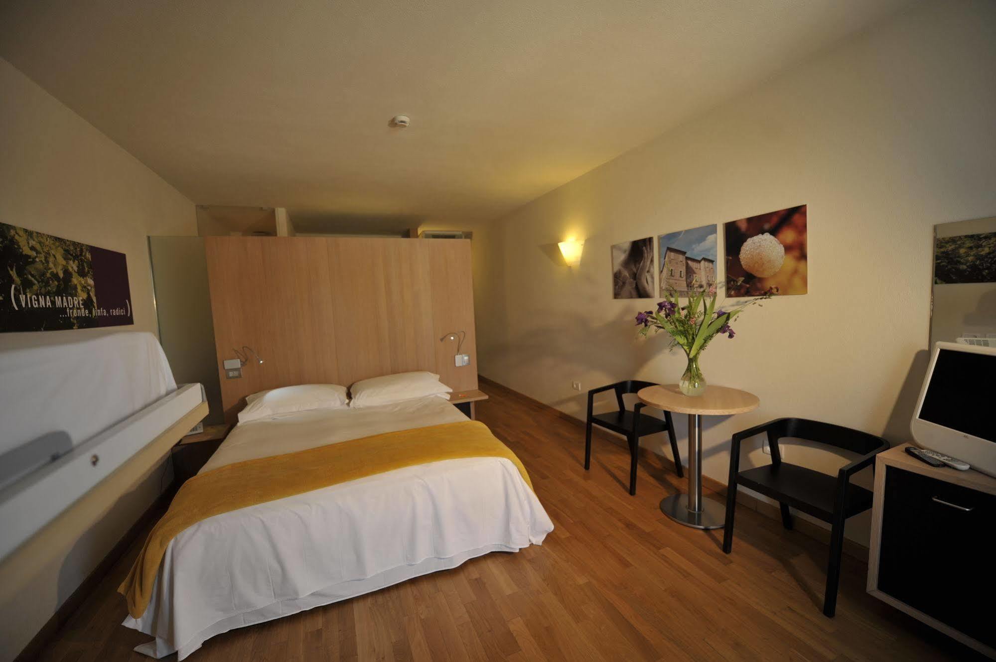 Ca' Del Lupo Hotel Montelupo Albese Eksteriør billede